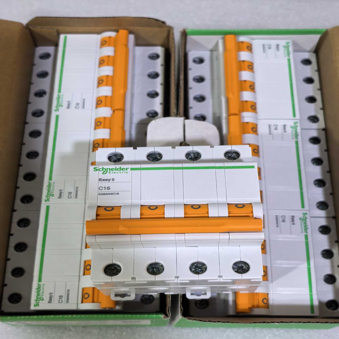 施耐德Easy9空气开关，型号C16，4P，实物拍摄，全新未--议价商品