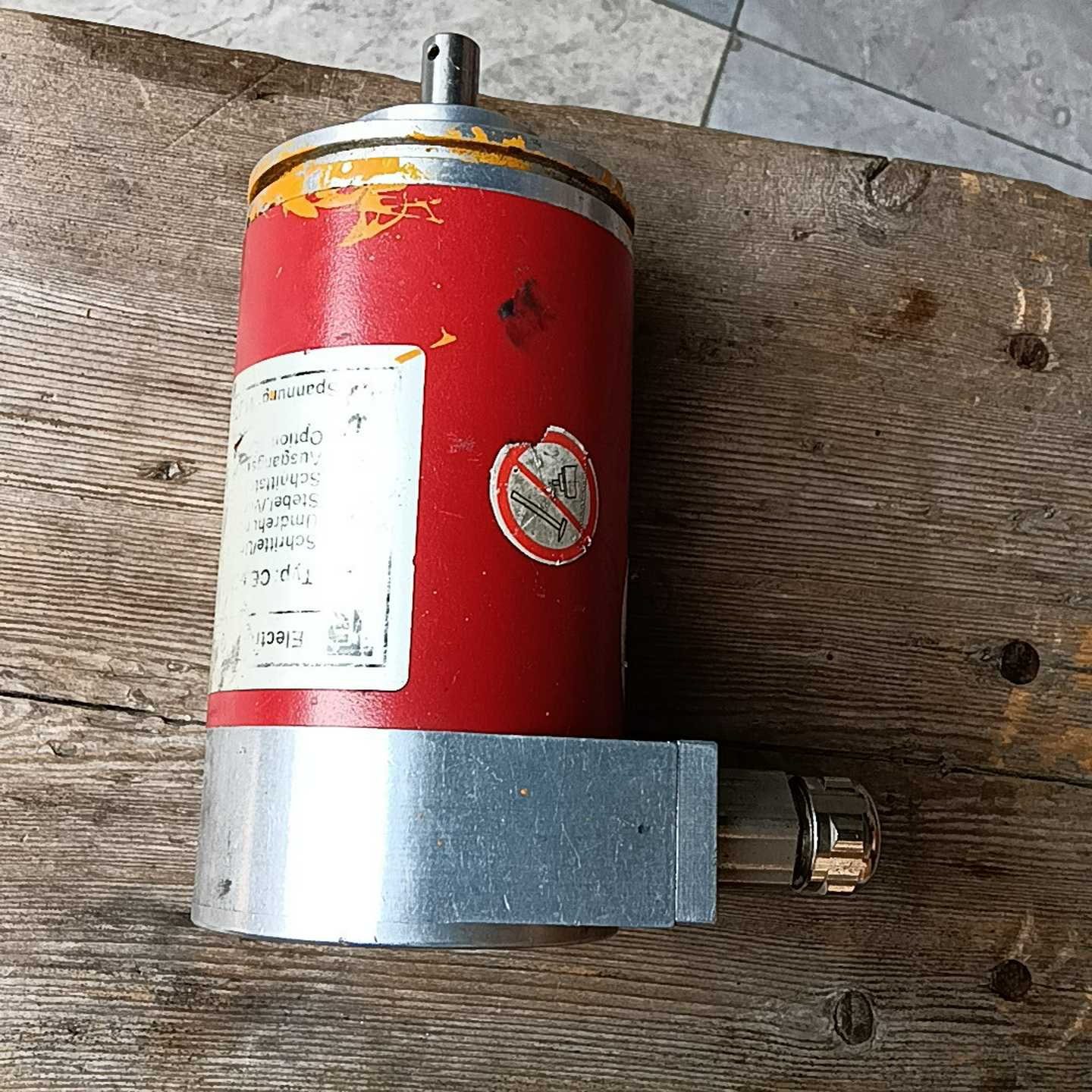 出TR帝尔红色编码器，型号CEV65M-02919，成色如图--议价商品