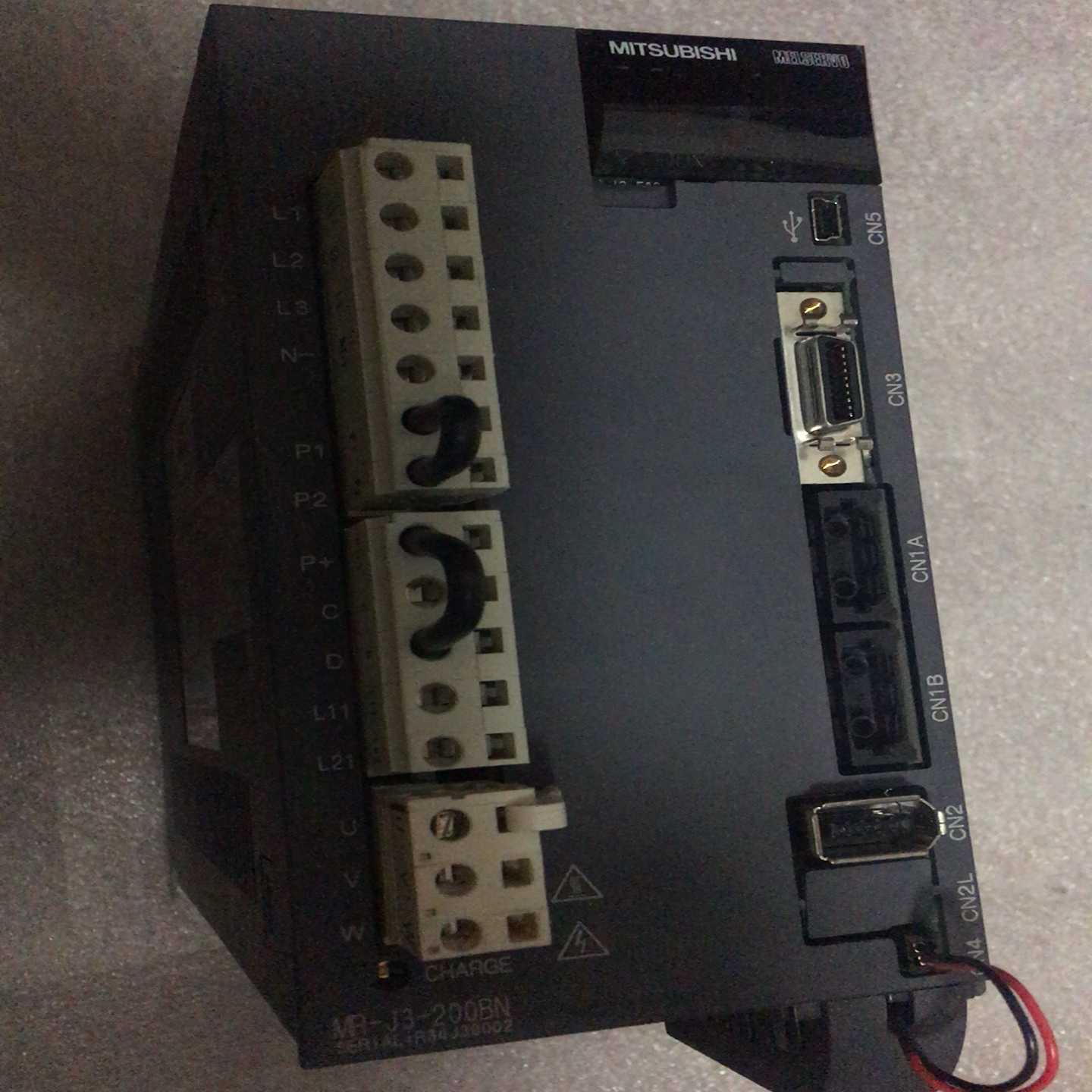 伺服驱动器MR-J3-200BN共1台，功能包好插头齐全【鑫鑫商铺】