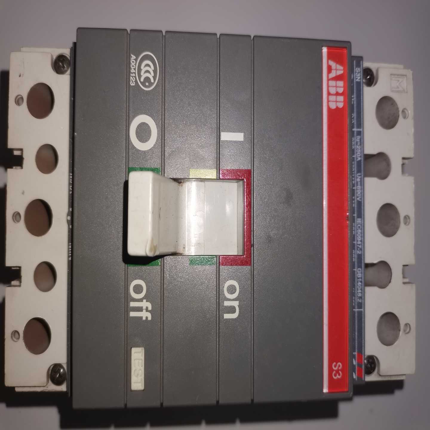 断路器S3N一R250的成色很好，的拿吧，参数询价