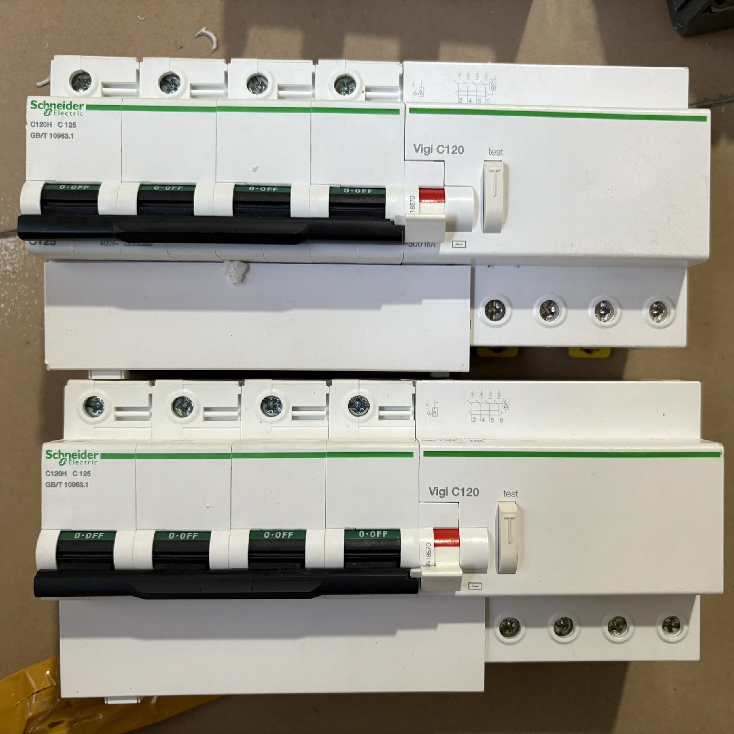 施耐德漏电保护断路器C120H4PC125成色如图