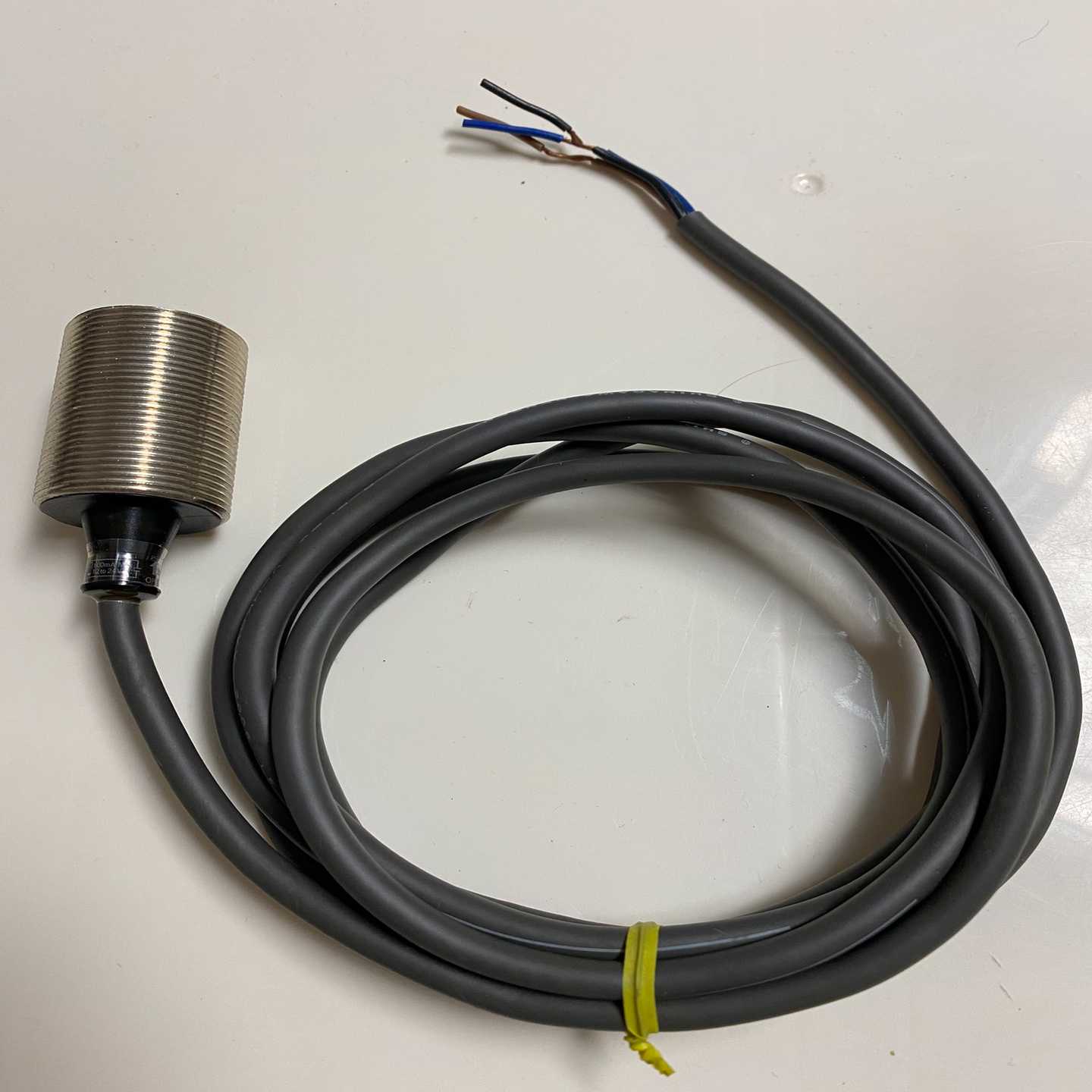 E2EV-X10C1接近开关，未使用无包装，询价