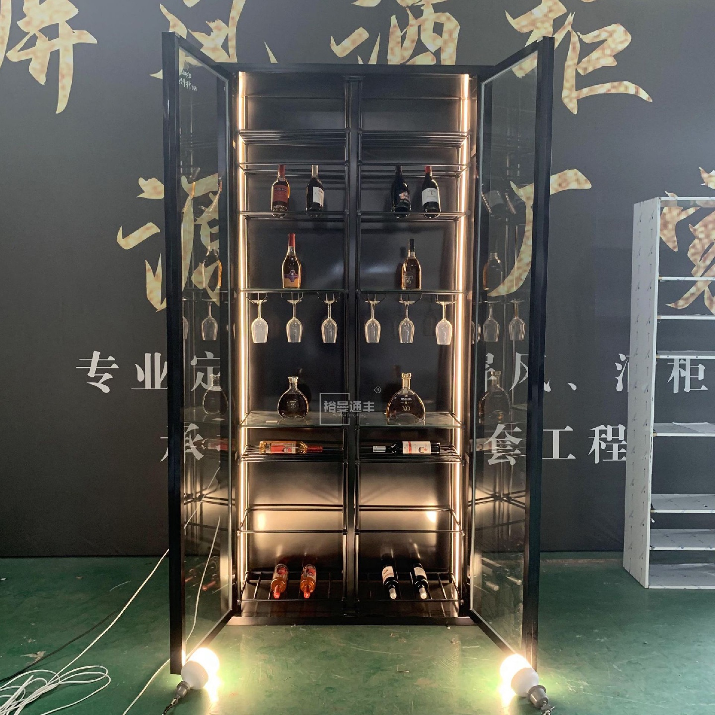 设计酒店别墅酒窖白酒架装饰私人高档双门玻璃不锈钢红酒柜展示柜