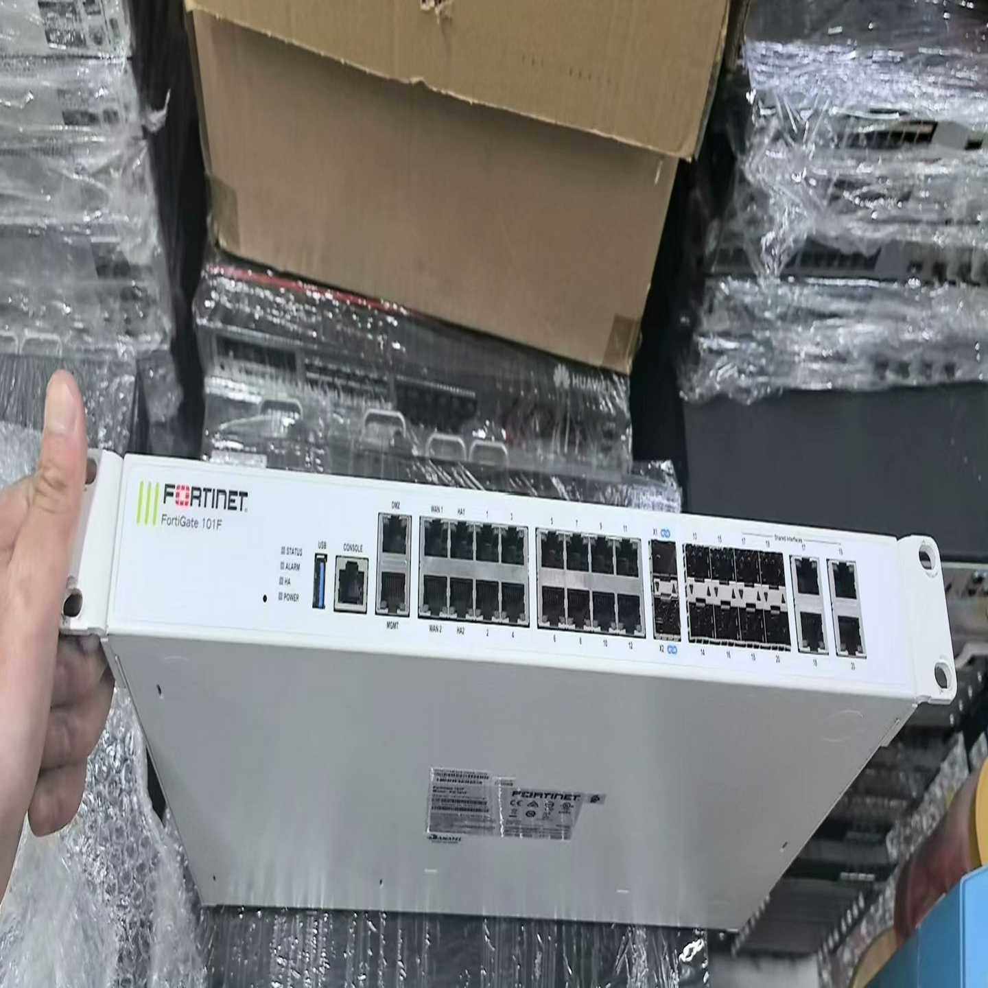 飞塔FG-101F16个千兆电口，4个光电复用端口2个-议价