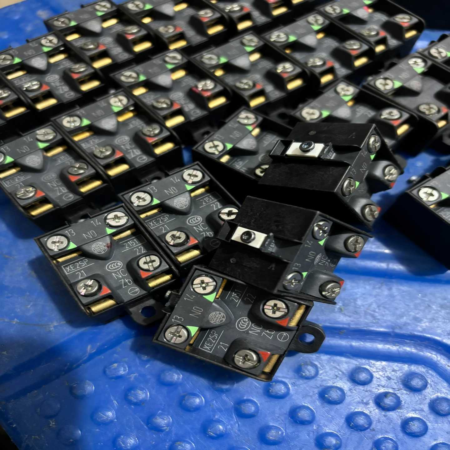 议价施耐德XE2SP2151限位开关适用机芯模块XE2SP21现货/维修