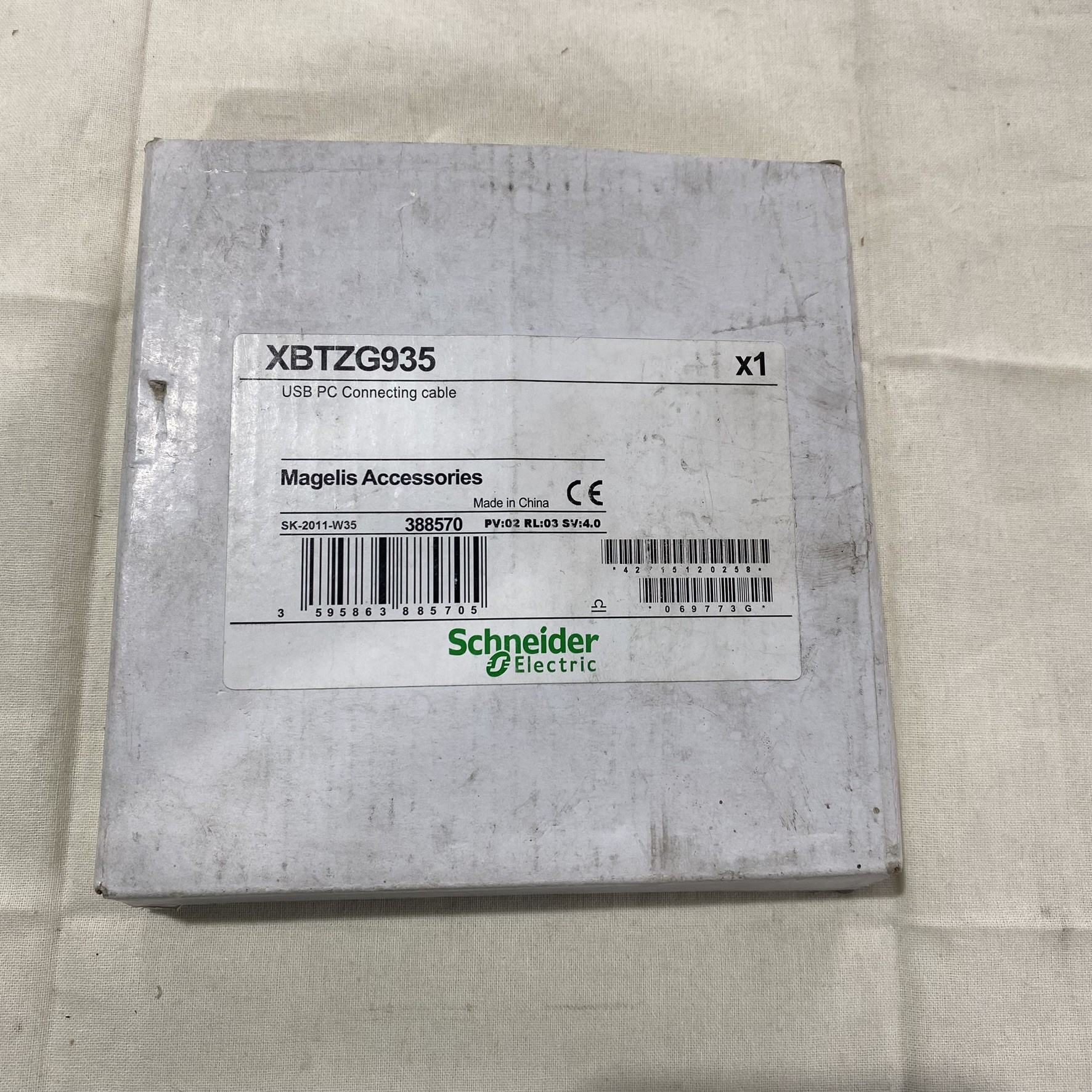 施耐德XBTZG935USB编程下载线，全新原装正品，带原--议价商品