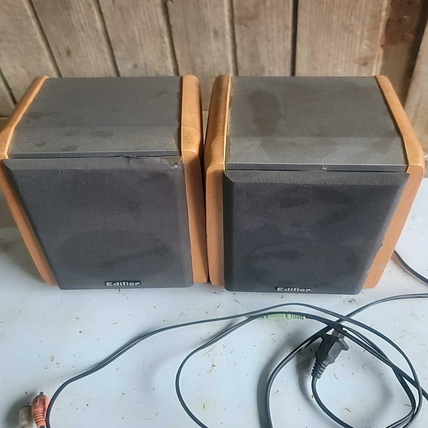 Edifier漫步者R1000TC音箱，外观有点差，功能完好--议价商品