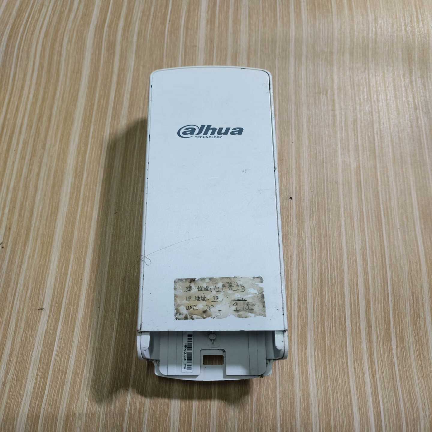大华DH-PFM881C无线网桥，白色外壳，外观有使用痕迹。--议价商品