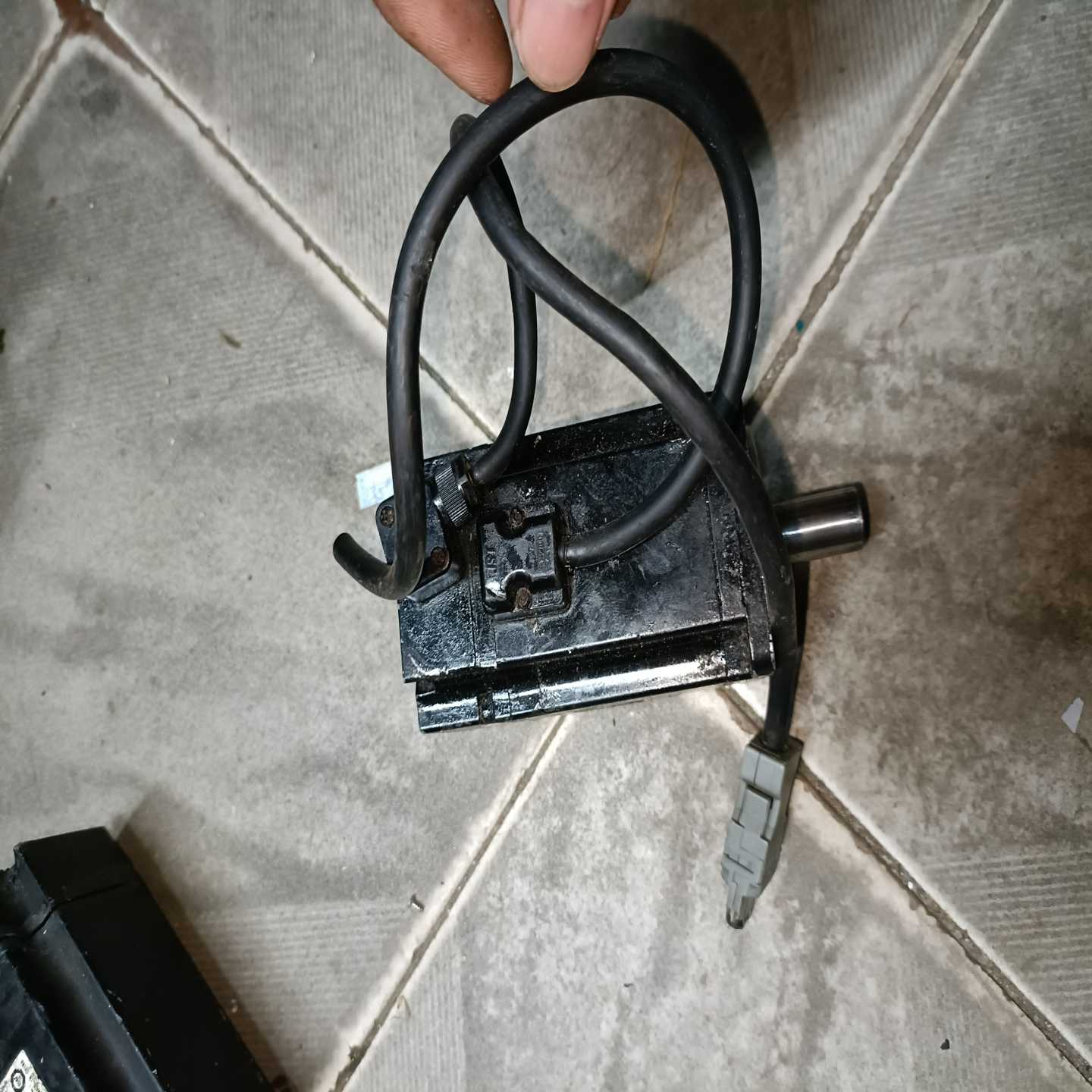 安川伺服电机SGMAV-04ADA61400W，成色如图，询价