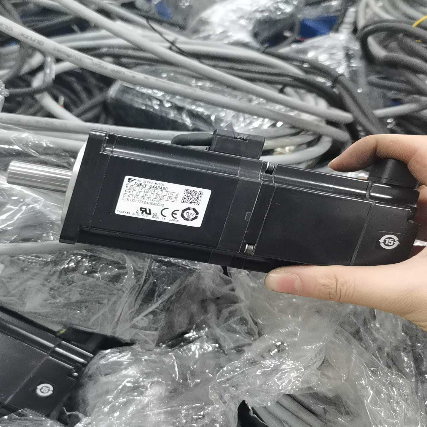 安川AC伺服电机，型号SGMJV-04A3A6C，400W功--议价商品