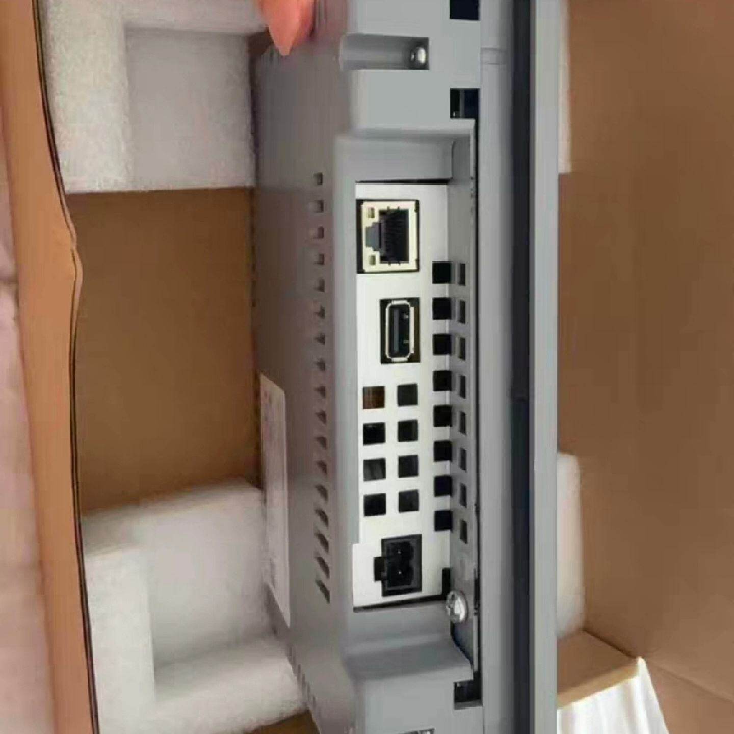 西门子KTP700 Basic触摸屏，型号6AV2123-2--议价商品