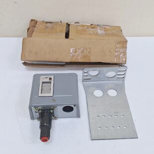 165A312BF3 P72CG2 Oil Pressure 120V Johnson Switch Controls