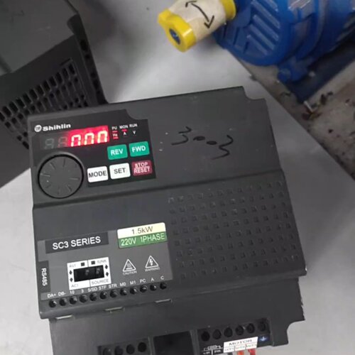 寻士林变频器1.5KWSC30211.5K成色如图每