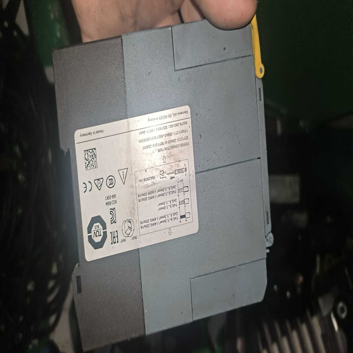 西门子3SK12112BB40安全继电器实物拍--议价商品