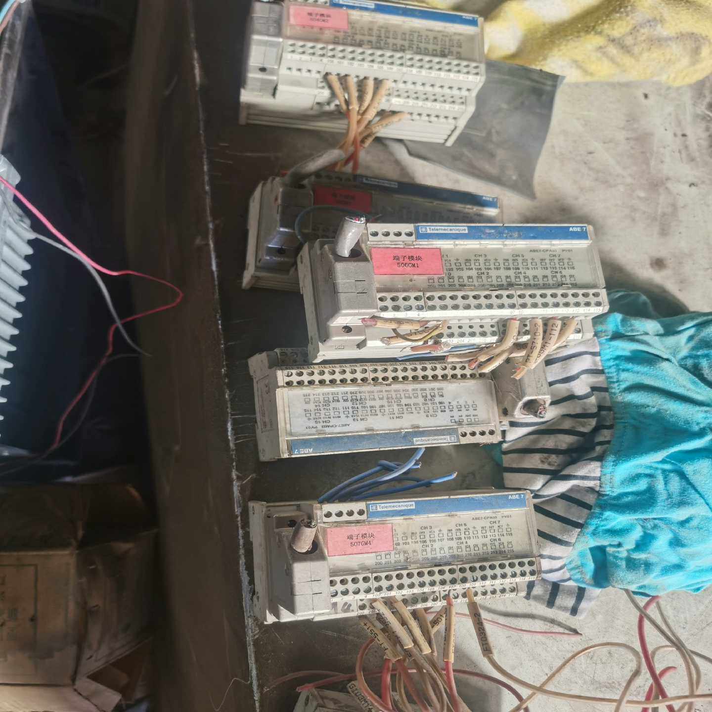 询价~施耐德接线端子模块，的外观如图，型号AEB7-CPA