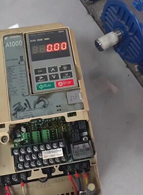 寻安川变频器2.2KWCIMRAB4A0007FBA成色