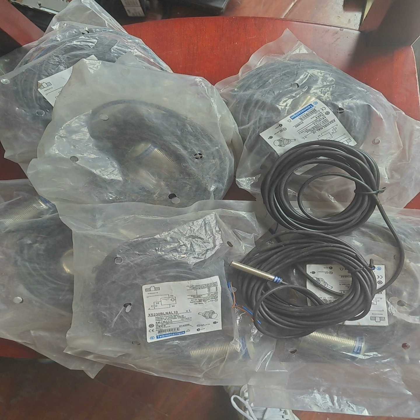 施耐德电感式接近开关XS230BLNAL10全新库存6个，电--议价商品