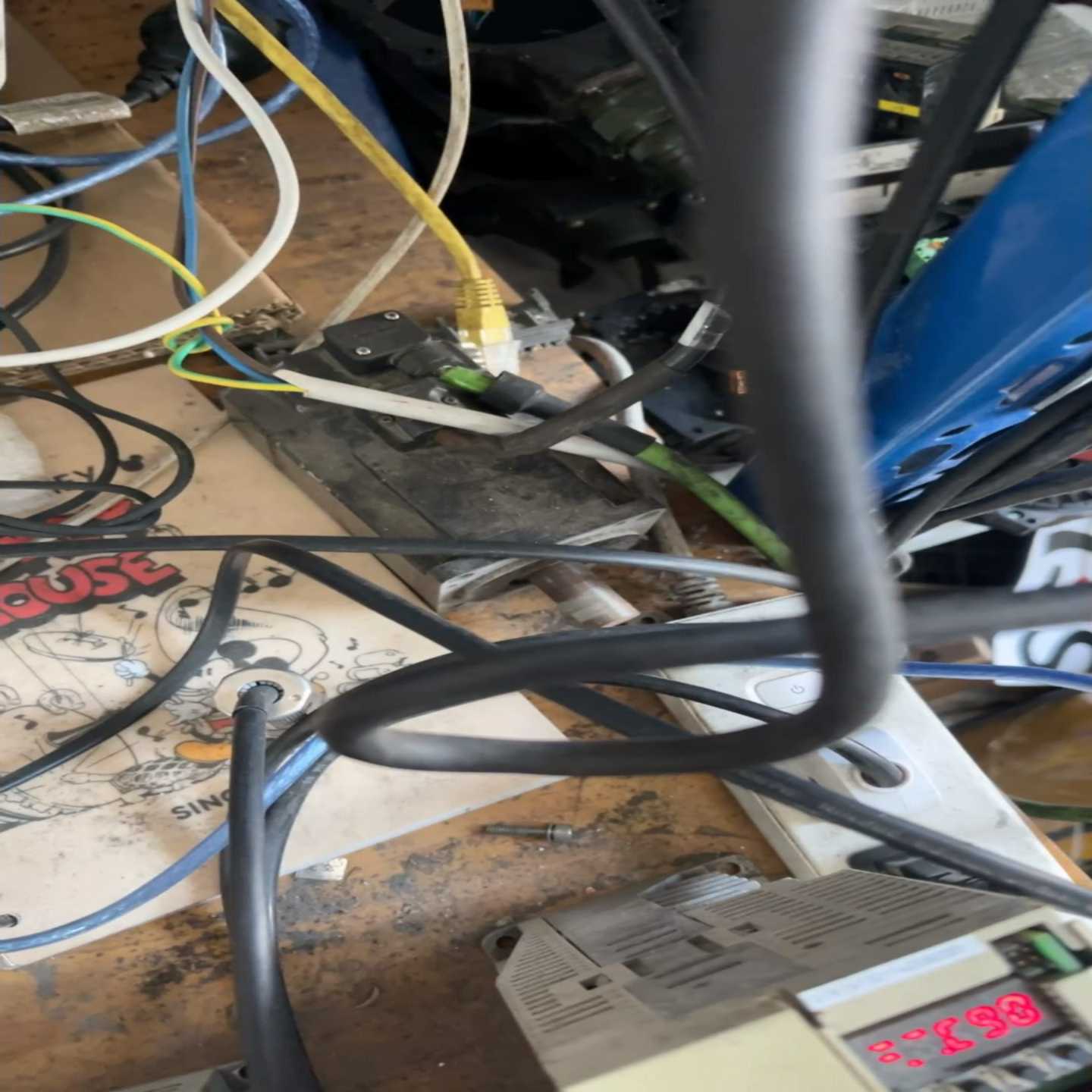 安川驱动SGD7S外壳有破-200A10A002实图询价