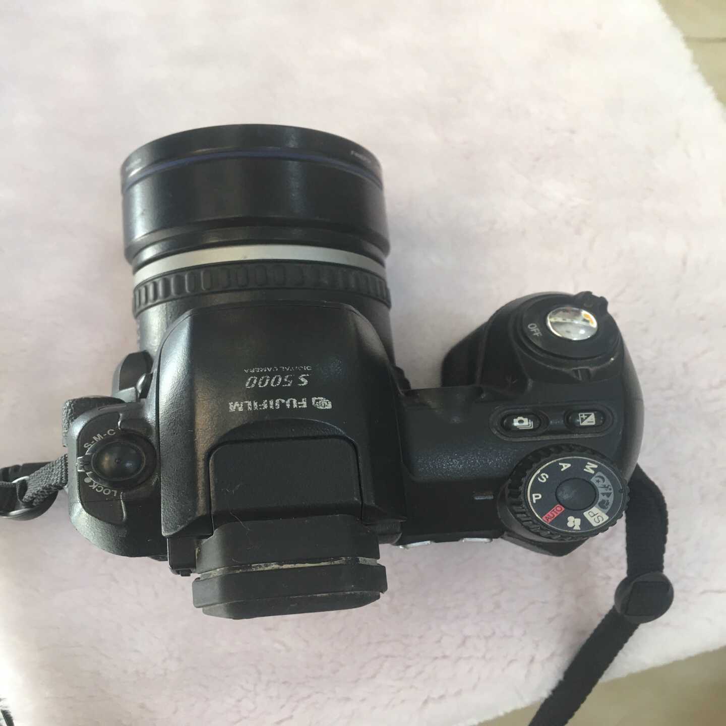 富士s5000数码相机如图电池盖缺失--议价商品