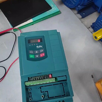 寻“”易能变频器4KWEC20000040T3成色如图每一