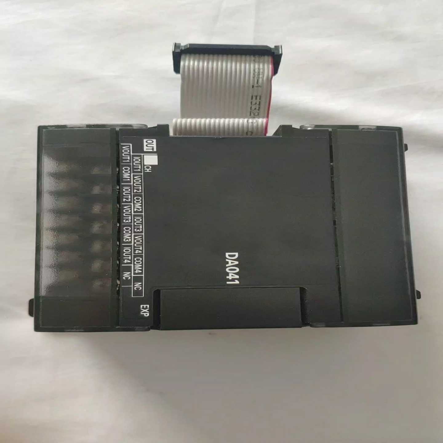 议价欧姆龙CP1W-DA041模拟量输出模块，成色漂亮年份近（2