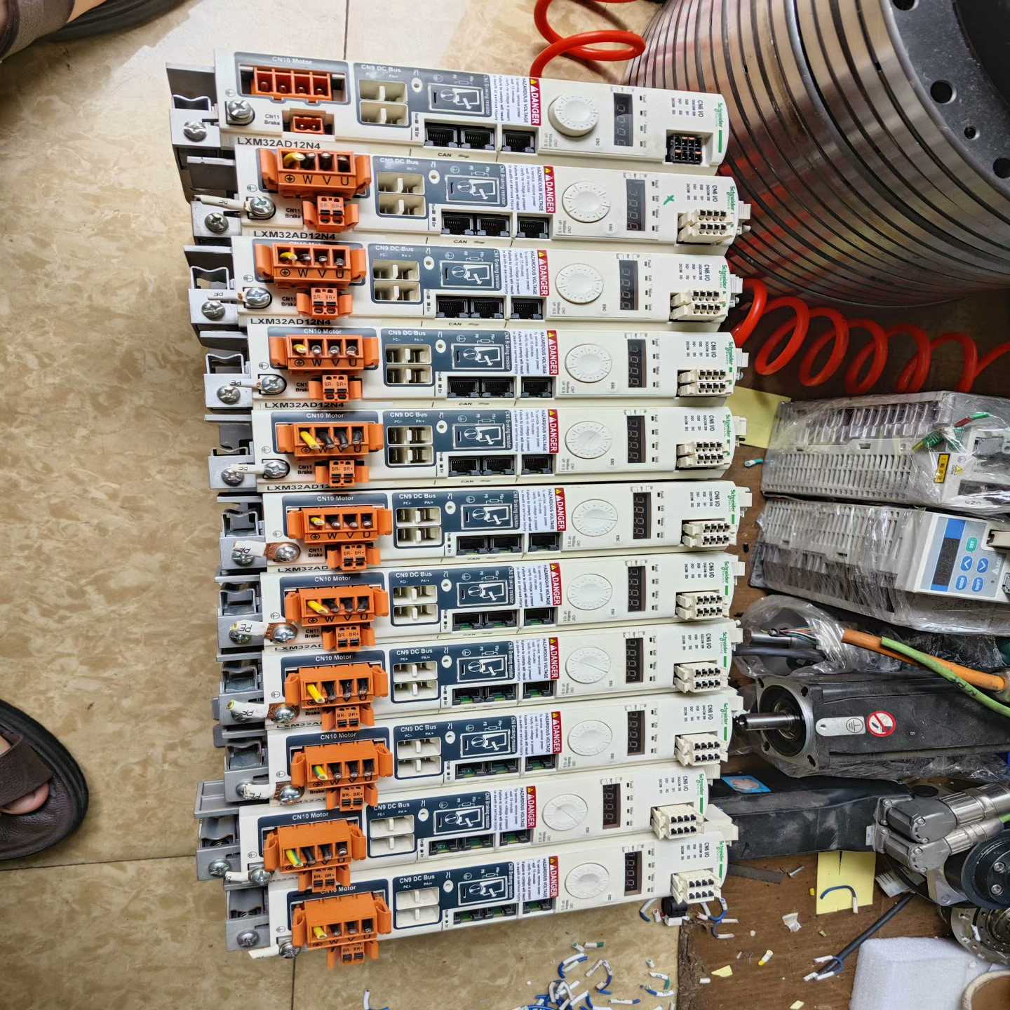 施耐德驱动器LXM32AD12N4，二手拆机功能正常实物图--议价商品