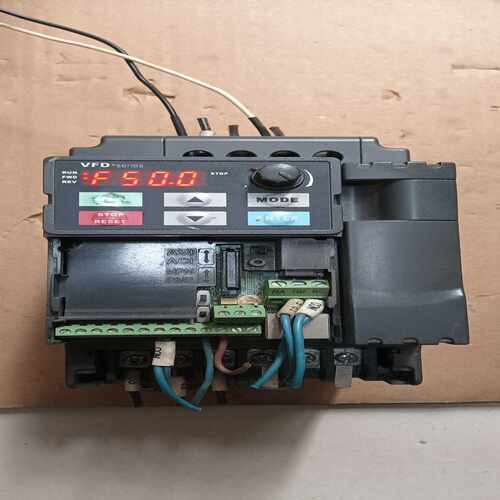 E系列变频器380v，变频器没有铭牌，外观成色如图，