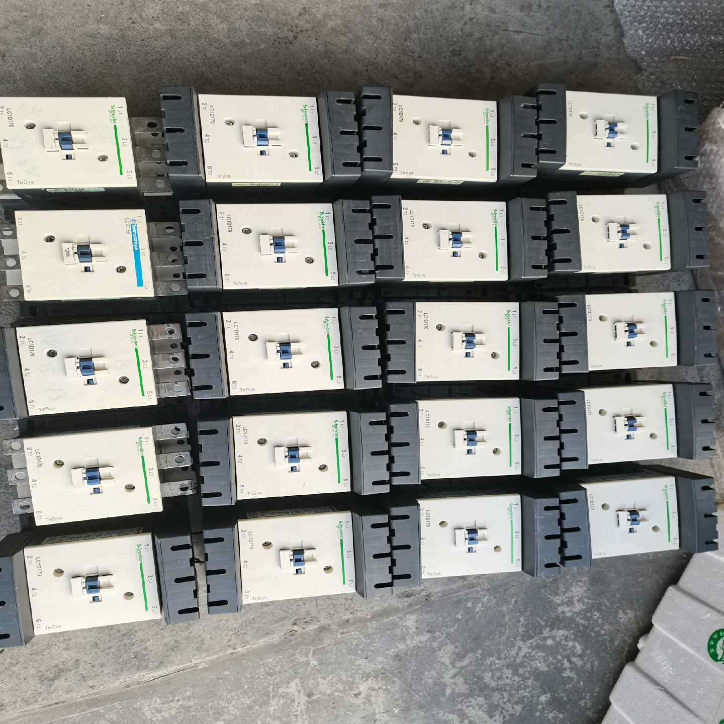 议价施耐德LC1D170接触器。触点都有磨损。不影响使用。线圈电