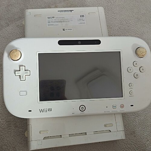 任天堂WiiU日版游戏机8GB主机Pad套装白色款-议价