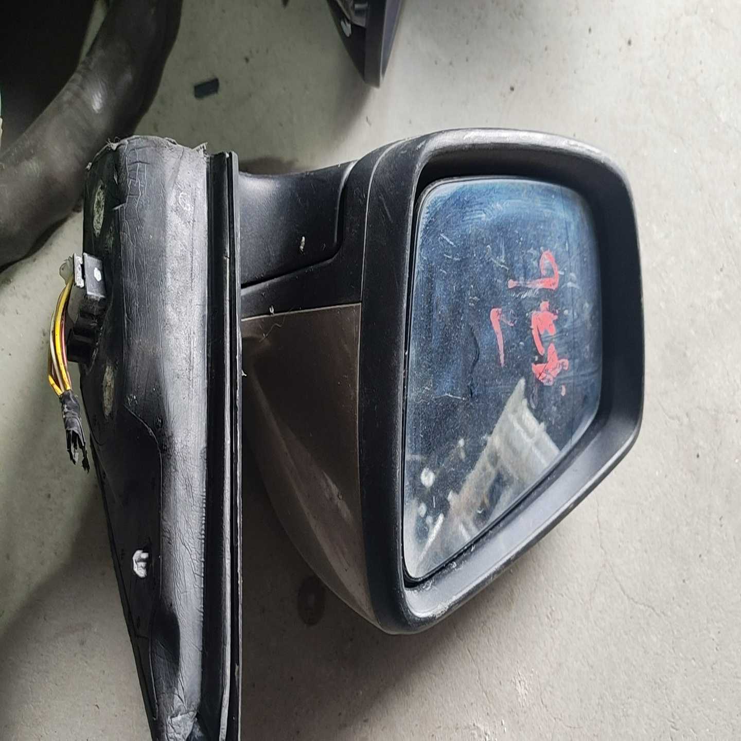 别克君越原装拆车后视镜，左右两侧都有，原厂件，带外壳和灯罩。
