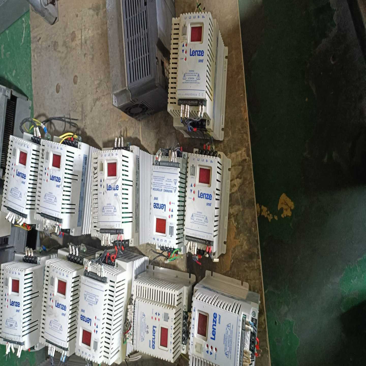 Lenze变频器ESMD302L4TXA，3.0KW