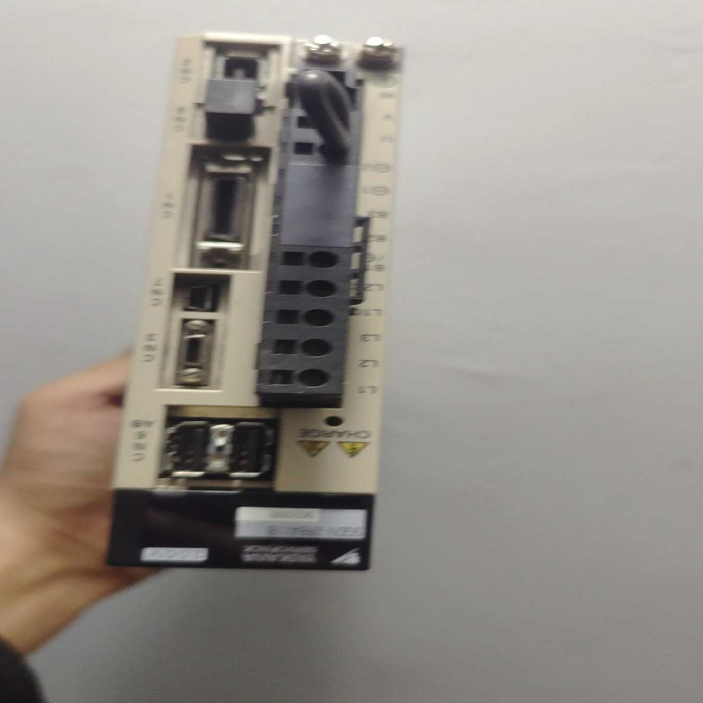 安川SGDV-2R8A11B002000伺服驱动器，400W询价