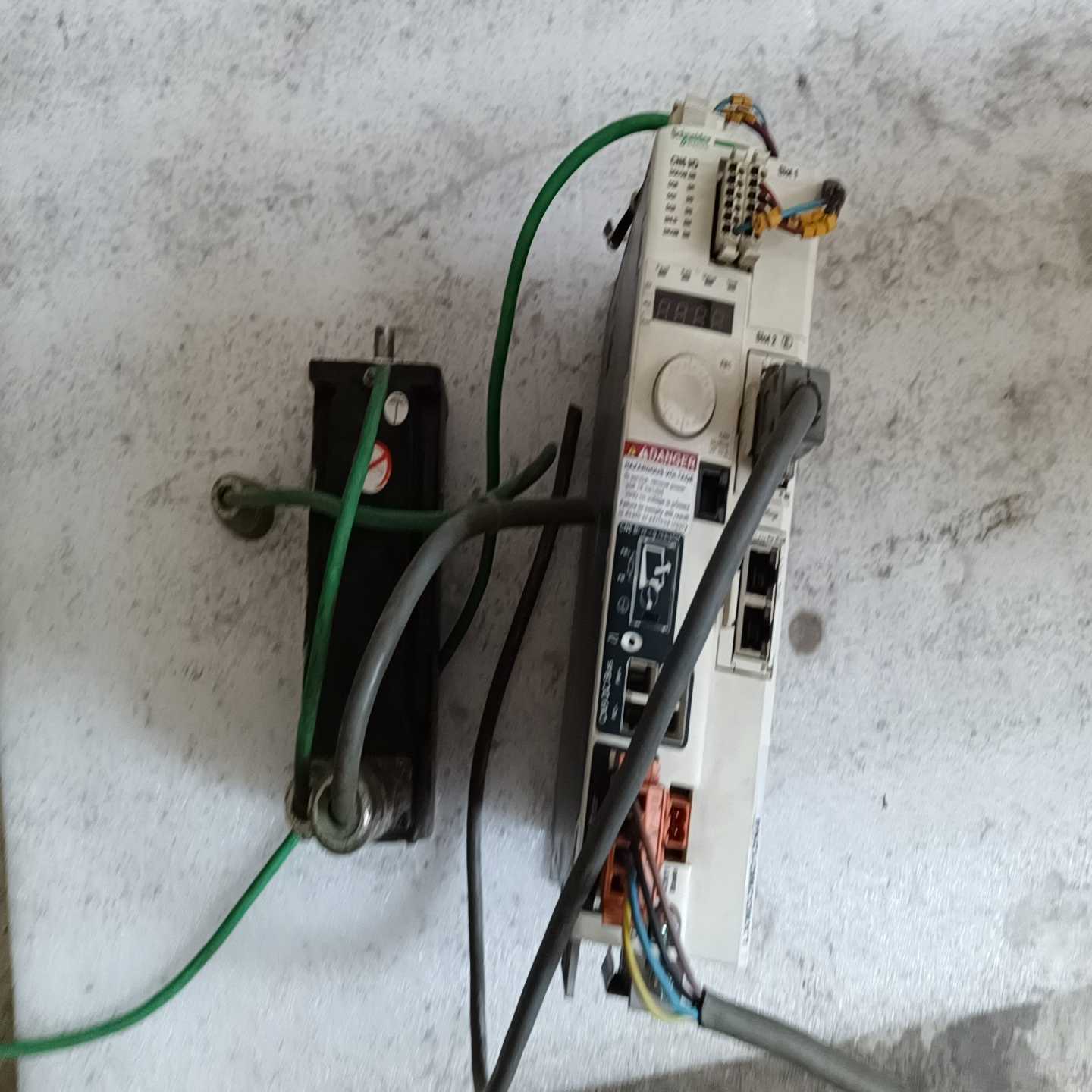 询伺服驱动器LXM32MD12N4，件，成色如图，功