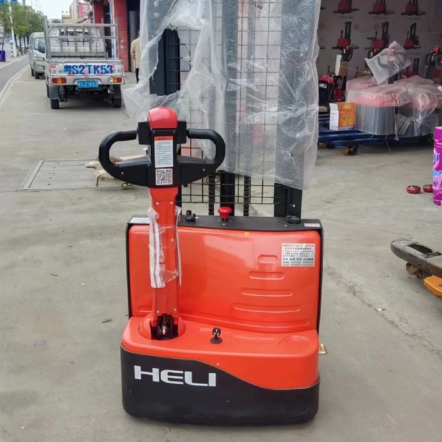 东莞偏置式全电动堆高机合力叉车CDD15-070E新能源小型搬运设备