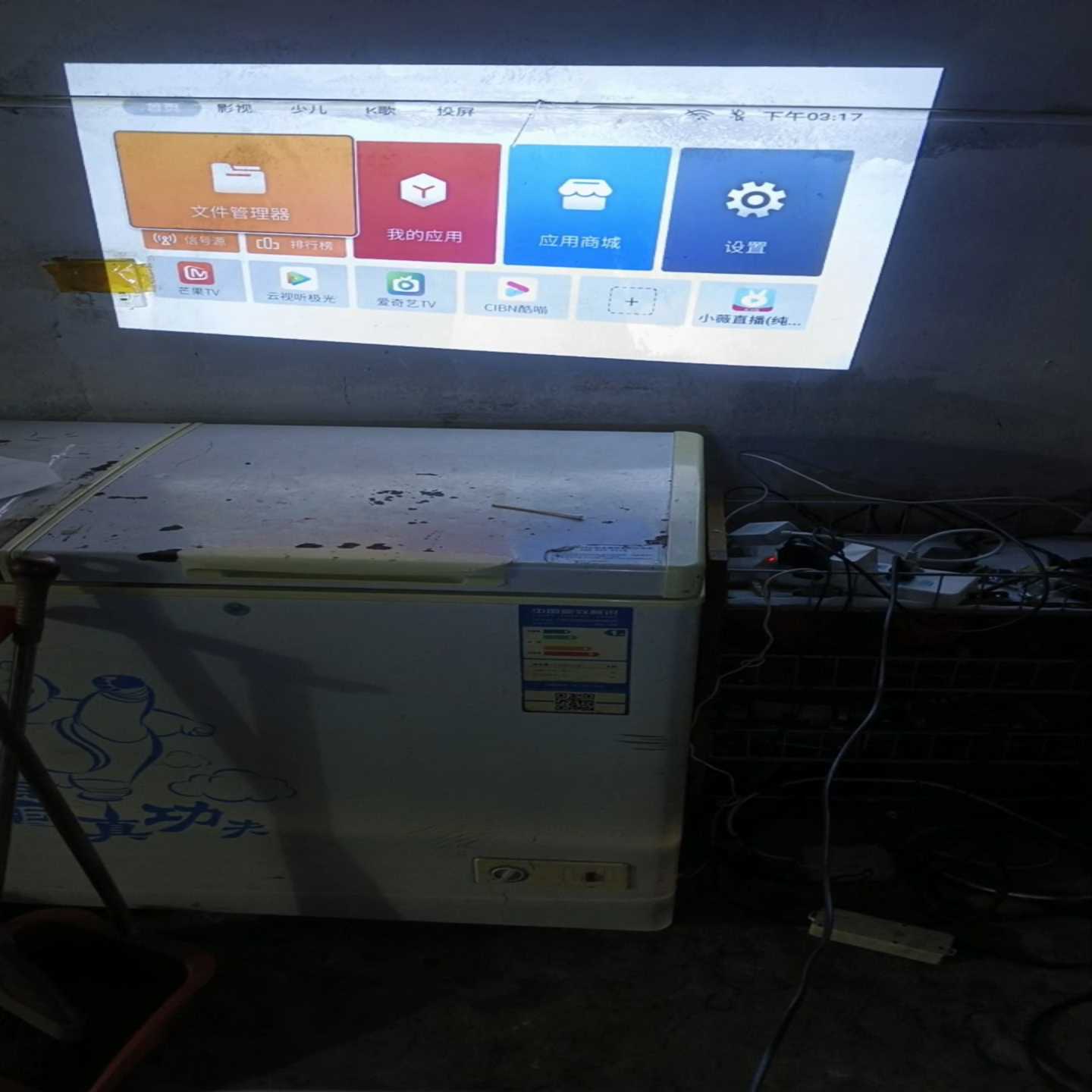 议价晗趣AX12投影仪，自动水平，超清播放。自动对焦，成色很好，