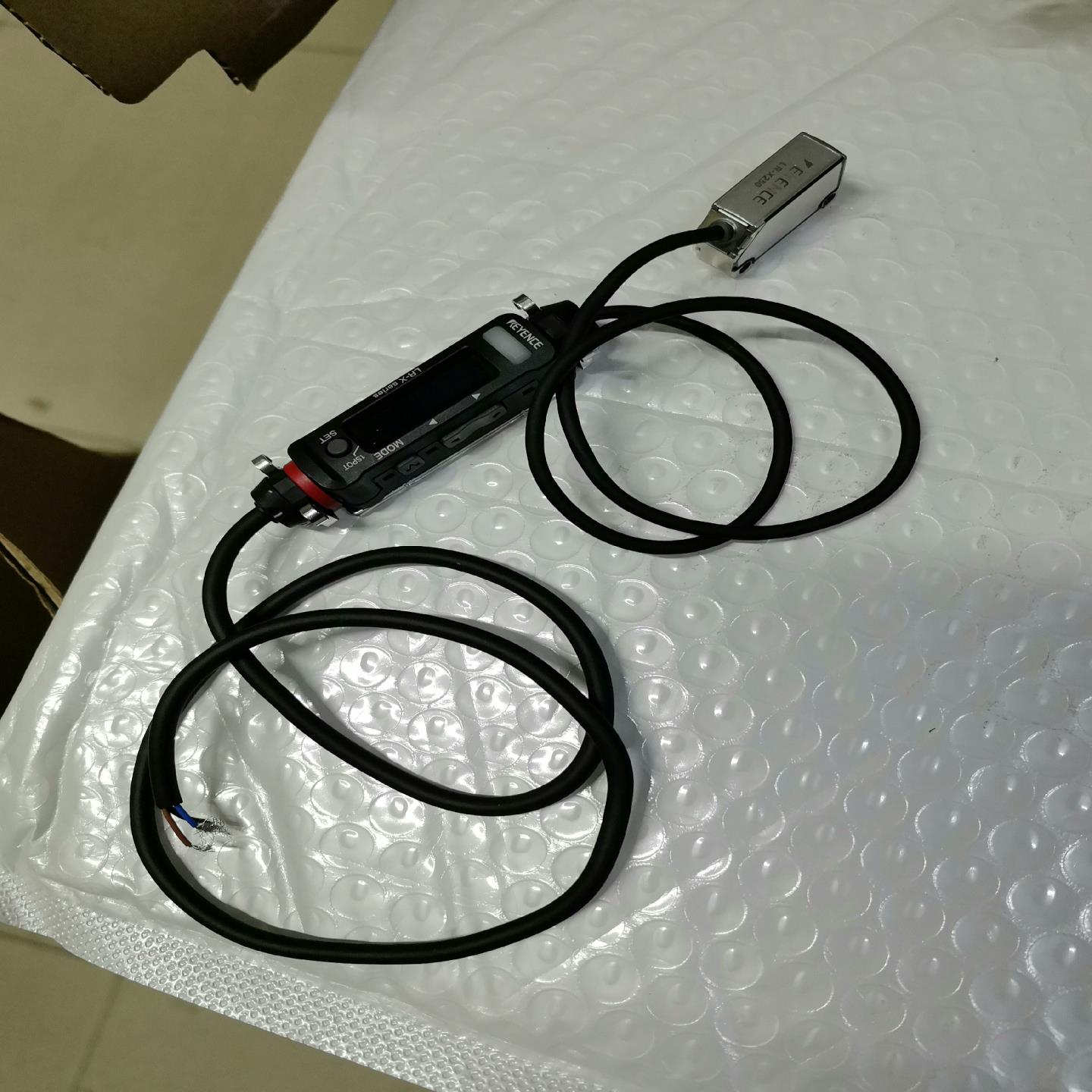 询价~激光传感器 LR-X250 基恩士 成色 实物图。线