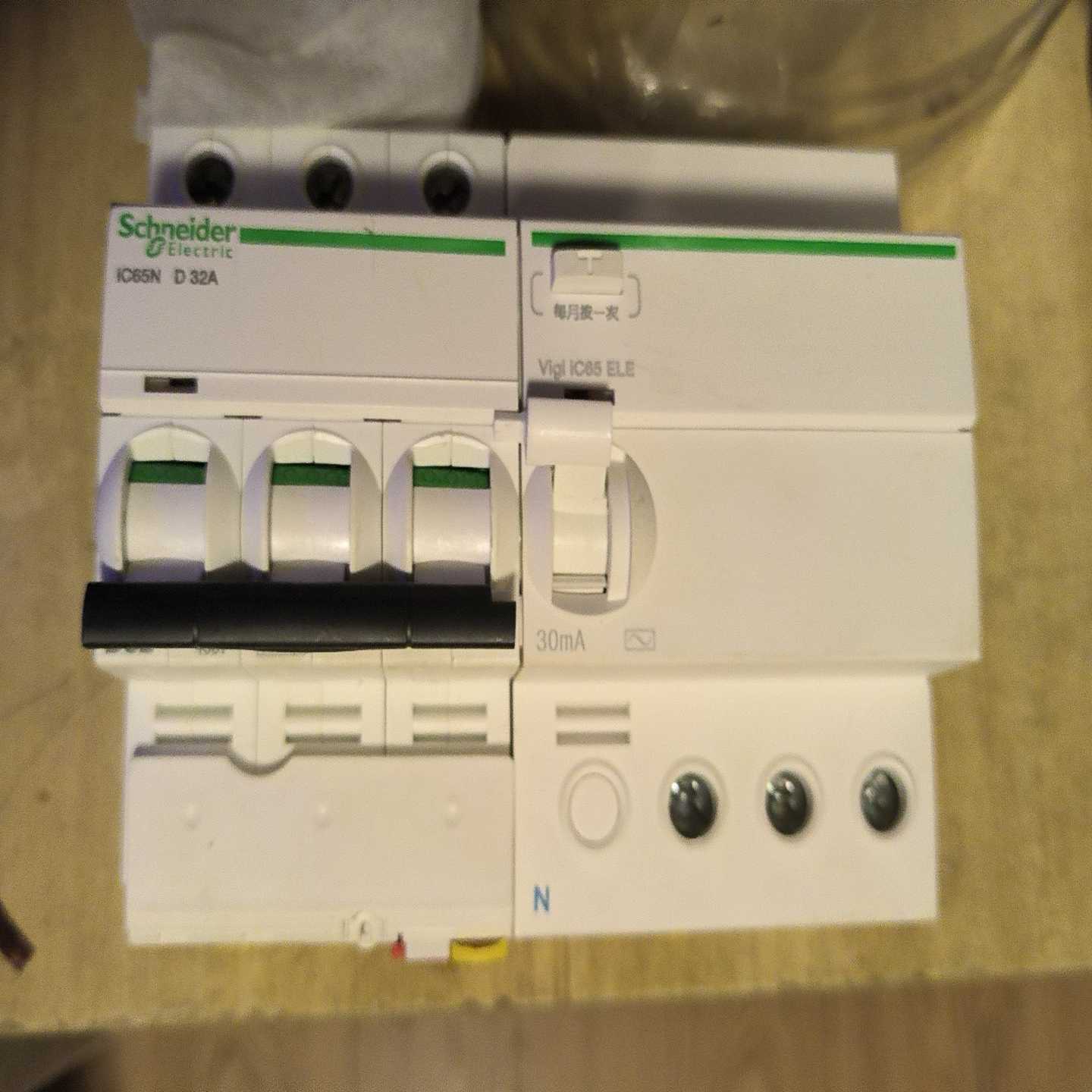 IC65N D32A 3P带漏保,非~询价