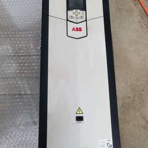 变频器  ACS880-01--246A-3  132