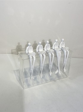 轻奢看书人亚克力底座样板房书房书柜开放柜摆件抽象家居饰品