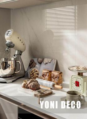 样板间厨房烘焙主题软装饰品彷真面包料理机摆件美食杂志覆古台秤