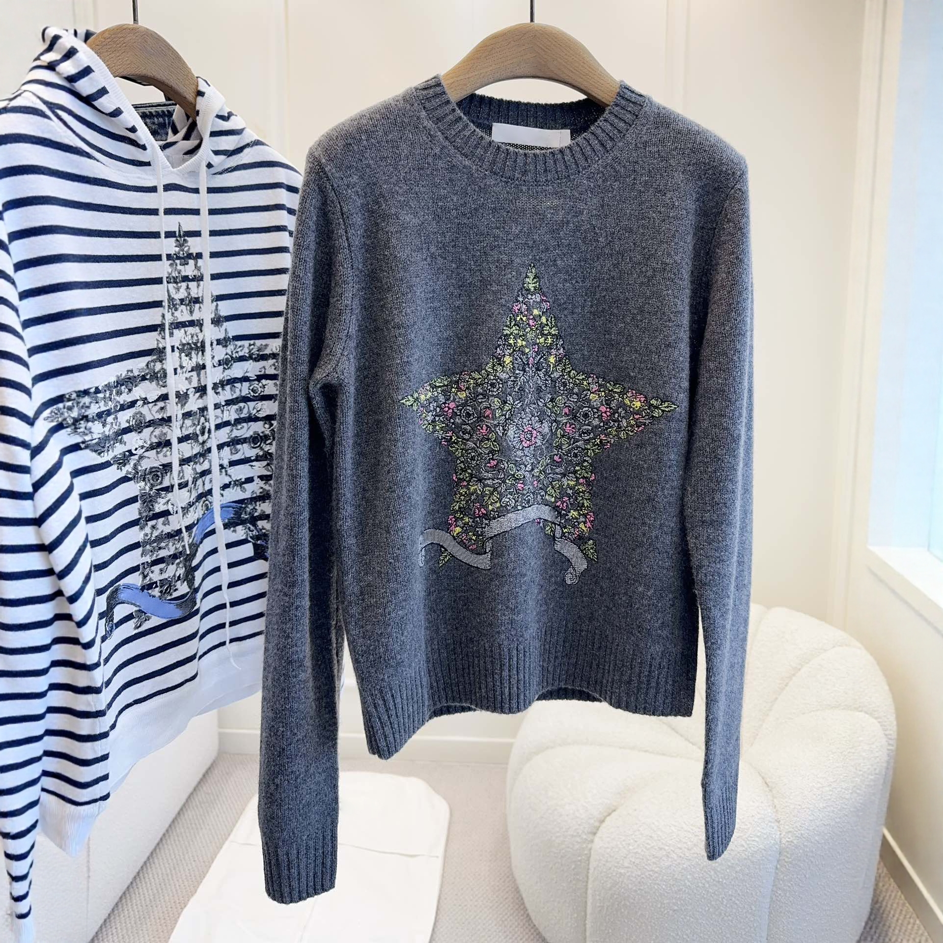 D家灰色五角星花卉羊绒套头毛衣