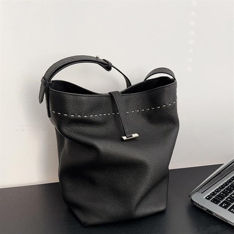 头层牛皮水桶包女2024新款简约真皮单肩斜挎包小众百搭通勤腋下包