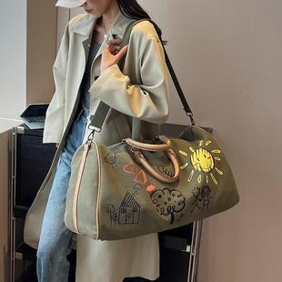 好货军绿色涂鸦旅行包2025新款登记行李包大容量手提包印花帆布健