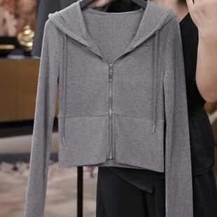 好货灰色连帽针织开衫女2025秋季新款长袖小外搭薄款毛衣拉链短款