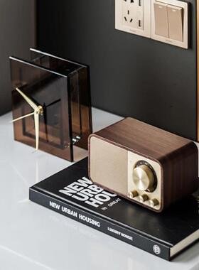 现代轻奢样板间卧室床头柜桌面时钟音响装饰摆饰组合搭配软装饰品