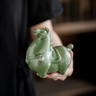 青瓷竹绿釉耀州窑仿唐代飒露紫橄榄青釉小绿马可爱茶宠摆件中式
