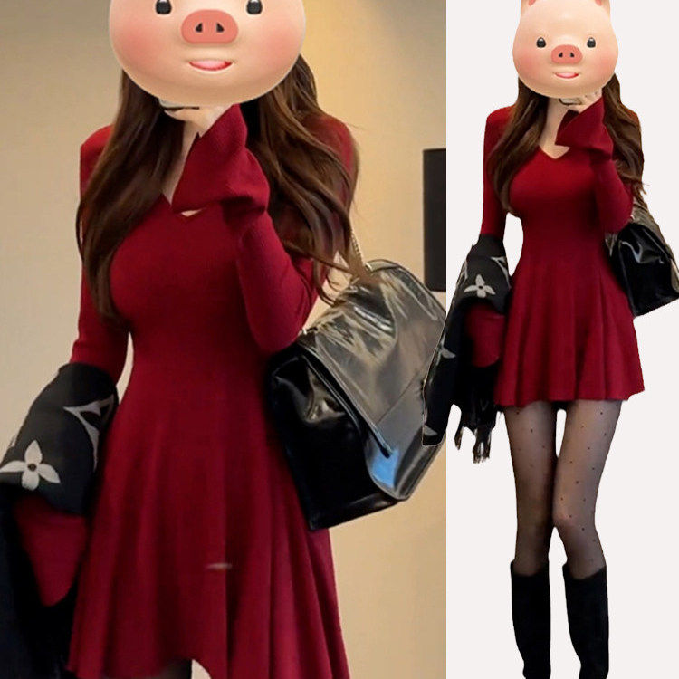 红色V领针织连衣裙绝美配大衣穿搭收腰显瘦高级感掐腰喇叭袖短裙
