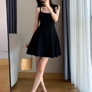 黑色吊带连衣裙女2026夏季新款收腰显瘦气质赫本风小黑裙法式短裙