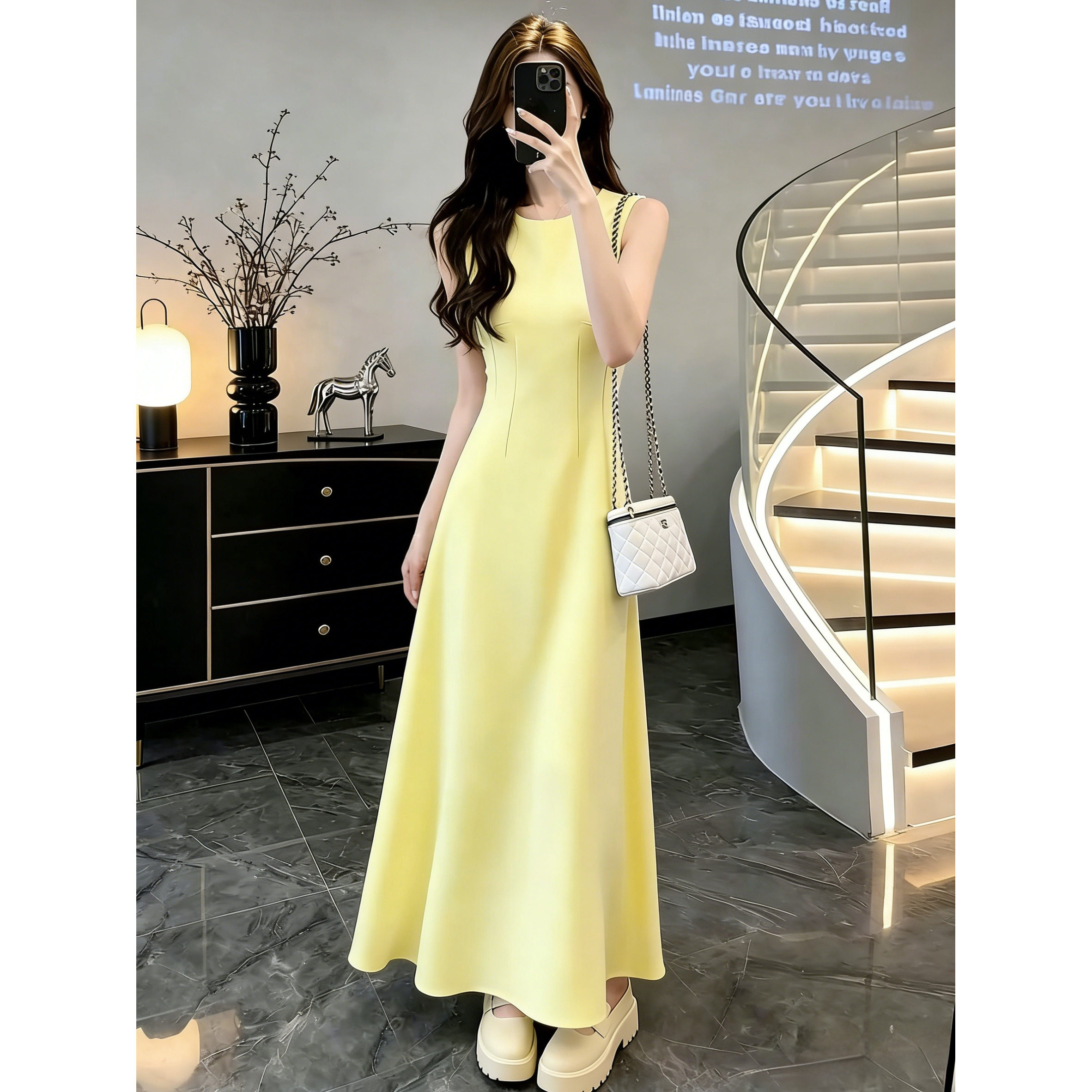 黄色无袖背心连衣裙女2026夏款法式赫本风气质收腰显瘦高级感长裙