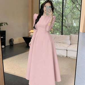 粉色长袖连衣裙2026春夏法式赫本风修身显瘦高级感礼服小个子长裙